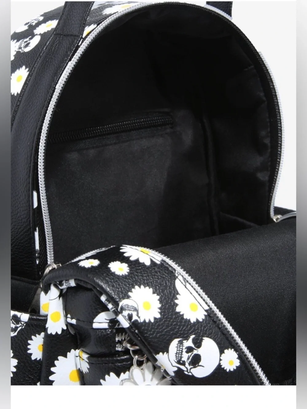 Hot topic  Daisy and Skull Print Black Backpack